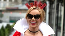 Amanda Holden w tym roku skończyła 50 lat, ale zupełnie tego po niej nie widać. 

Atrakcyjna blondynka, znana m.in. z serialu "Wild at Heart" i produkcji takich jak "Cutting It" czy "Kiss Me Kate" doskonale wie, jak przyciągnąć uwagę fotoreporterów.