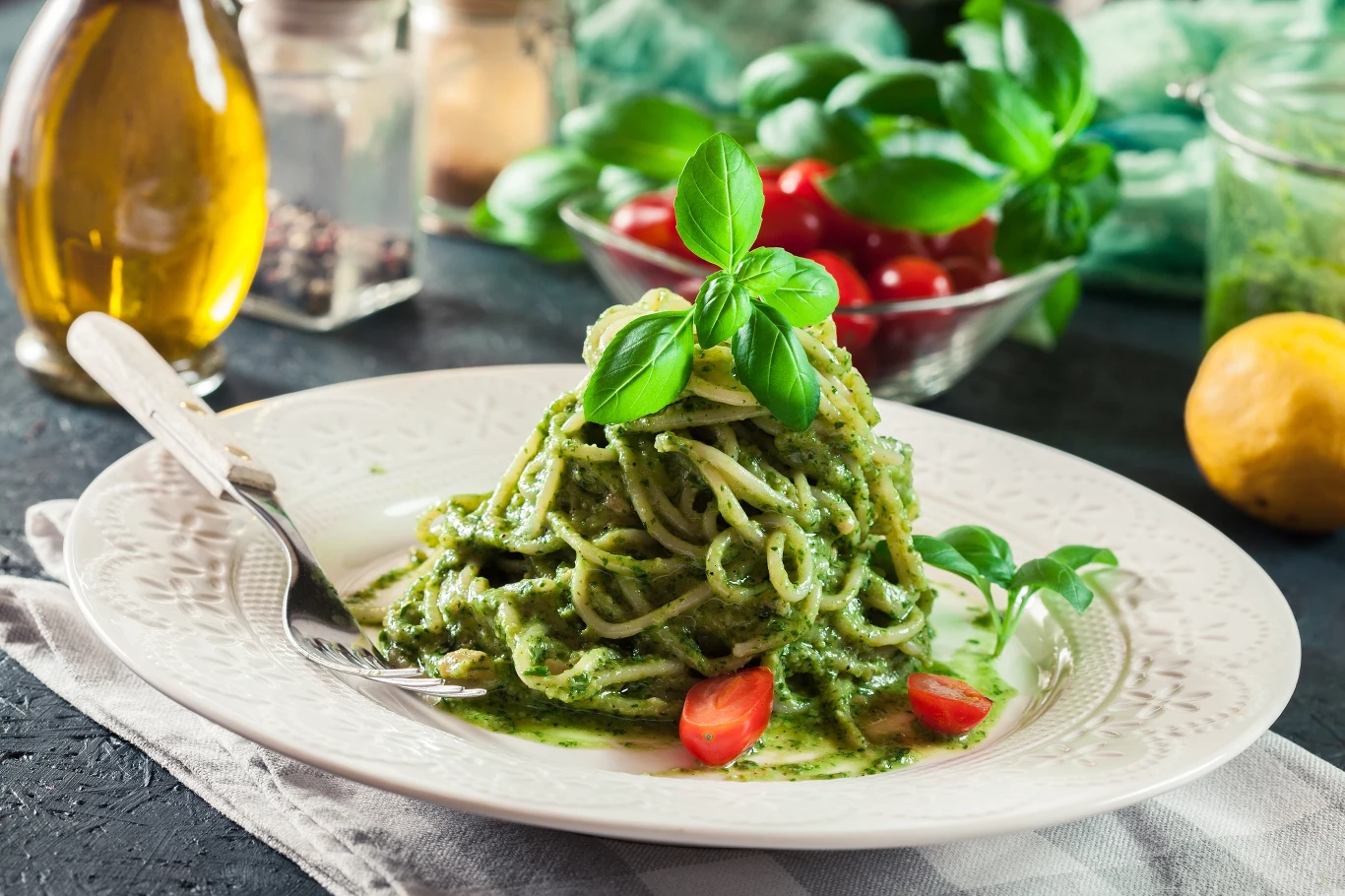 Pyszny makaron z domowym pesto jest sycący i... zdrowy! Pyszny makaron z domowym pesto jest sycący i... zdrowy!