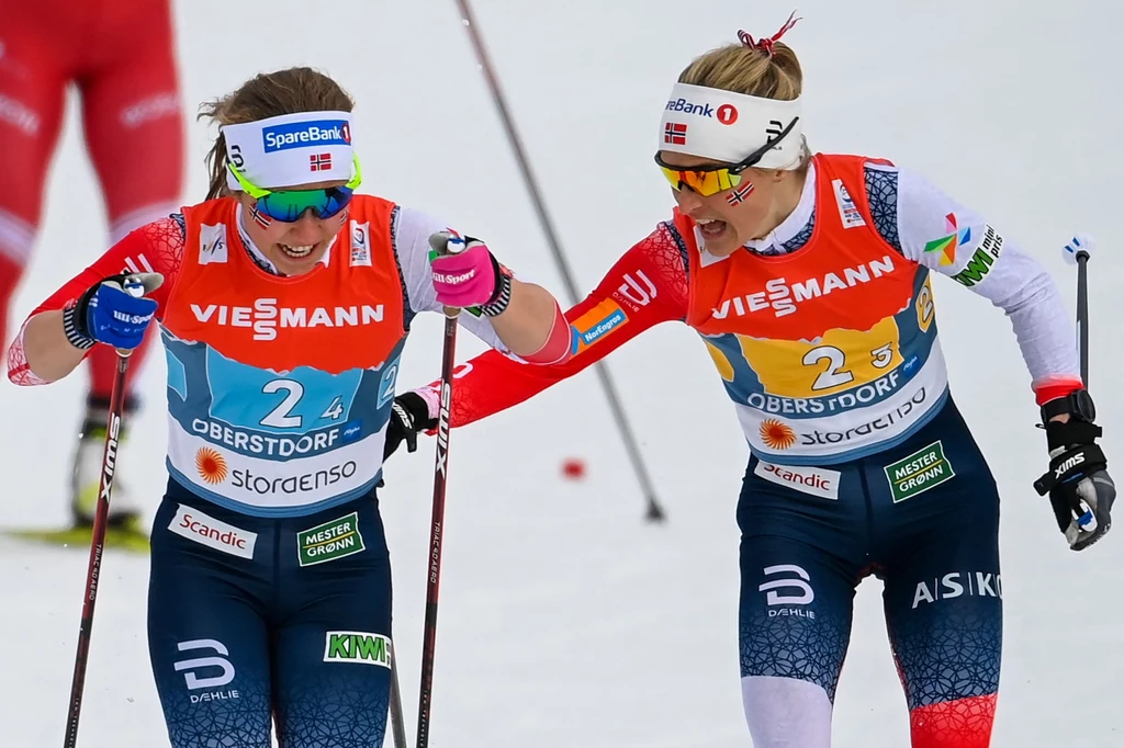 Therese Johaug ( z prawej) na zmianie z Helene Marie Fossesholm Therese Johaug ( z prawej) na zmianie z Helene Marie Fossesholm