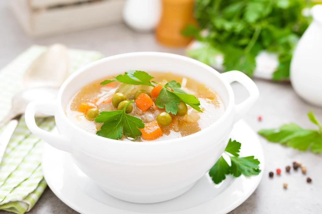 Zupa marchewkowa jest bogata w składniki odżywcze i witaminy 