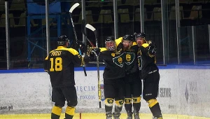 Hokeiści GKS Katowice cieszą się po zwycięstwie.