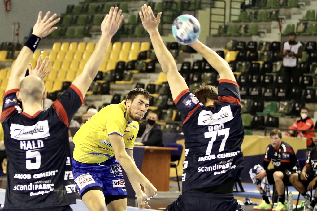 Daniel Dujszebajew walczy z piłkarzami ręcznymi SG Flensburg-Handewitt. Daniel Dujszebajew walczy z piłkarzami ręcznymi SG Flensburg-Handewitt.