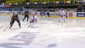 Paweł Zygmunt strzela bramkę Ocelarzi Trzyniec