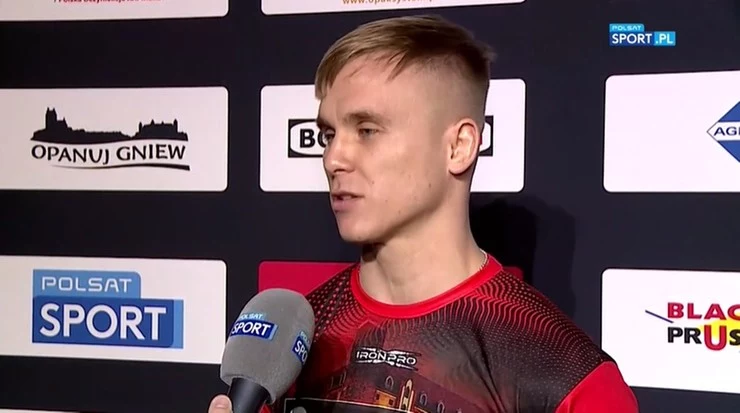 W debiutanckiej gali grupy Queensberry Polska Paweł Augustynik (12-0, 5 KO) pokonał w Gniewie na punkty starszego o dziewięć lat Dariusza Sęka (28-7-3, 10 KO) W debiutanckiej gali grupy Queensberry Polska Paweł Augustynik (12-0, 5 KO) pokonał w Gniewie na punkty starszego o dziewięć lat Dariusza Sęka (28-7-3, 10 KO)
