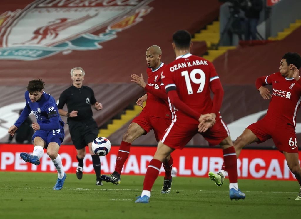 Tym strzałem Mason Mount zapewnił gościł triumf na Anfield Tym strzałem Mason Mount zapewnił gościł triumf na Anfield