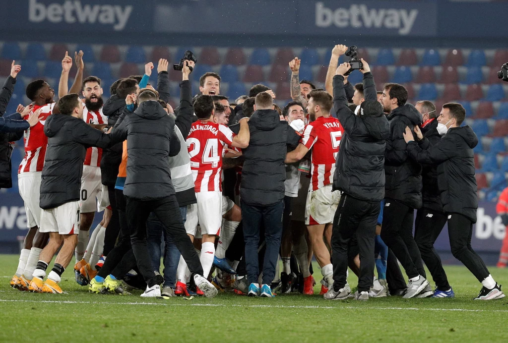 Ekipa Athletic Bilbao raduje się z awansu do finału Pucharu Hiszpanii Ekipa Athletic Bilbao raduje się z awansu do finału Pucharu Hiszpanii