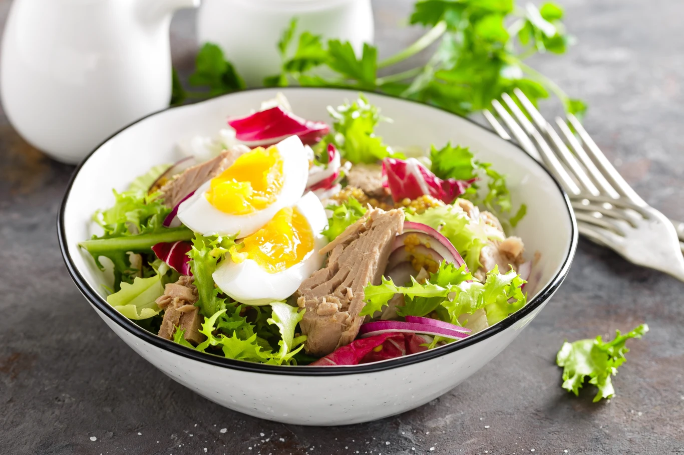 Sałatka z jajkiem i tuńczykiem to idealna propozycja nie tylko na Wielkanoc
