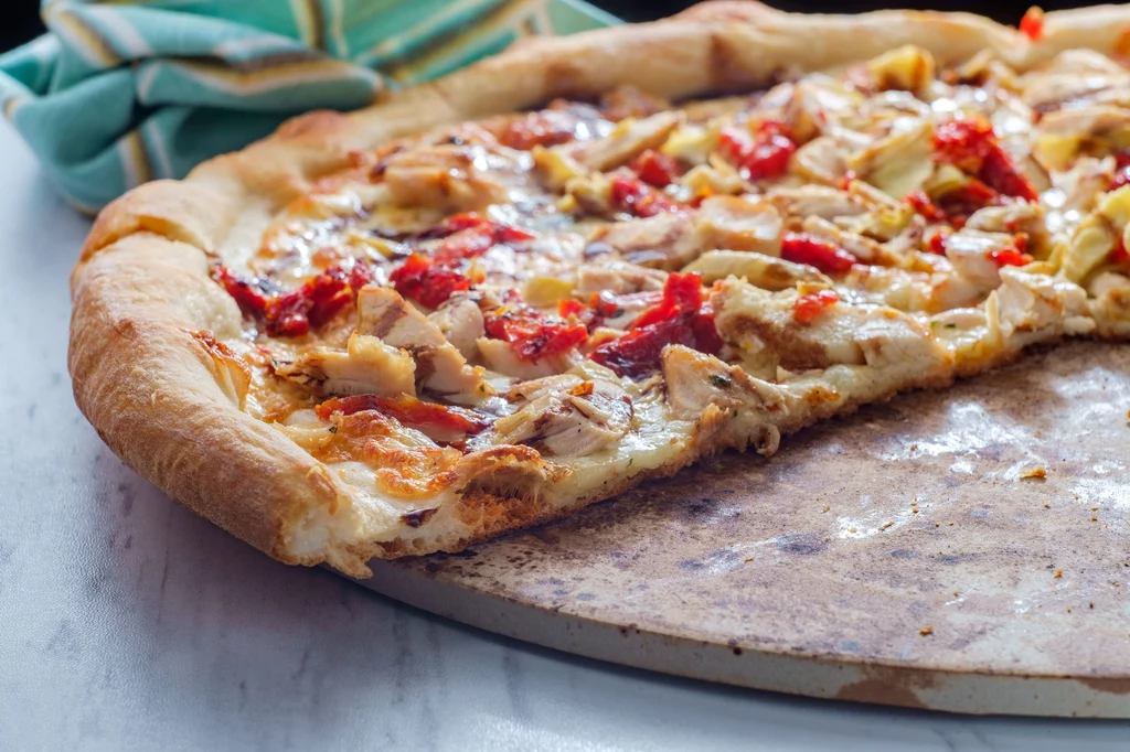 Pizzę zawsze można zamówić, ale domowa pizza bez drożdży smakuje najlepiej