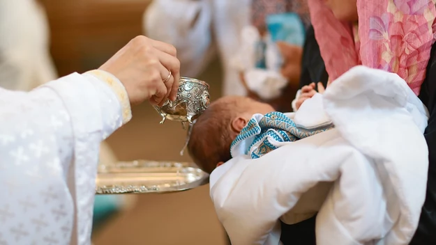 Zazwyczaj rodziców chrzestnych szukamy wśród najbliższej rodziny. Oczywiście zdarza się, że sami nie mamy rodzeństwa, dlatego trop pada na przyjaciół. Kto może zostać rodzicem chrzestnym i czy zawsze musi być ich dwoje?