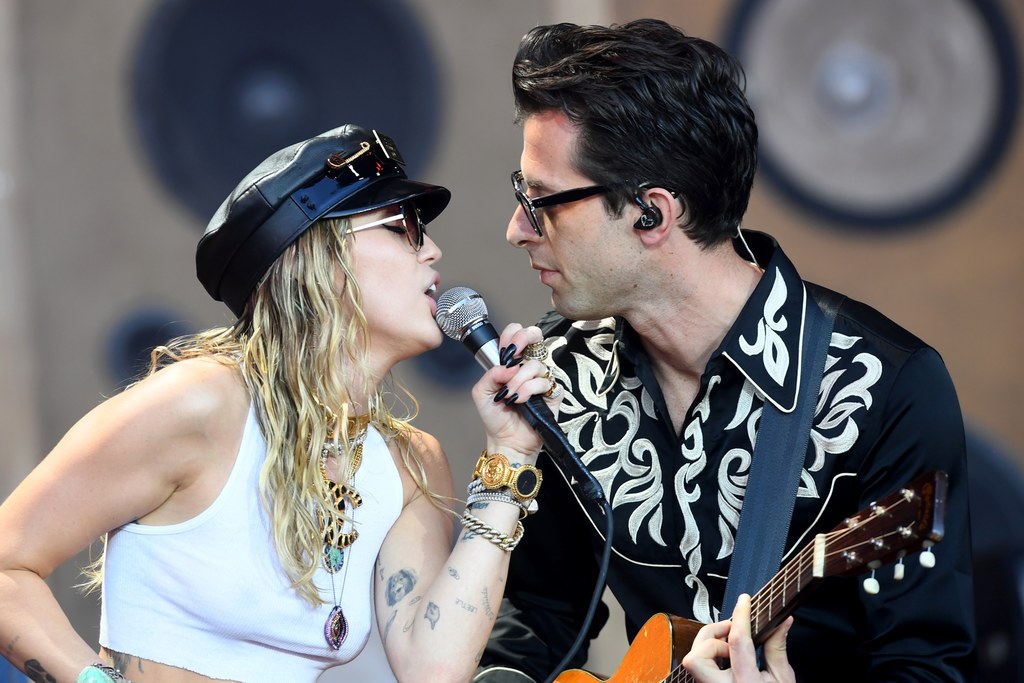 Mark Ronson (tutaj na scenie z Miley Cyrus) spotyka się z córką Meryl Streep