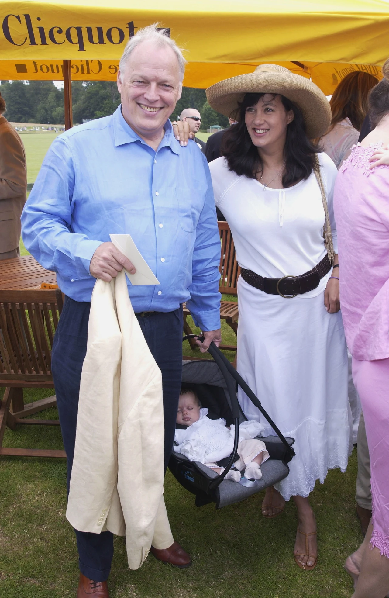 W 1994 r., w trakcie trasy promującej płytę "The Division Bell", David Gilmour poślubił młodszą o 12 lat brytyjską pisarkę Polly Samson, która wcześniej rozwiodła się z pisarzem Heathcote'em Williamsem. Gilmour adoptował syna Samson i Williamsa - Charliego (ur. 1989). W małżeństwie Davida i Polly urodzili się Joe (ur. 1995), Gabriel (ur. 1997) i Romany (ur. 2002). Na zdjęciu David Gilmour i Polly Samson w 2002 r. w Londynie.