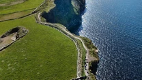 Do klifów można dotrzeć w wielu punktach, możliwy jest też spacer 18-kilometrową ścieżką widokową Cliffs of Moher Coastal Walk. Istnieje też druga, nieoficjalna, ścieżka biegnąca bliżej krawędzi. Ze względów bezpieczeństwa turyści powinni jednak korzystać z oficjalnego szlaku.