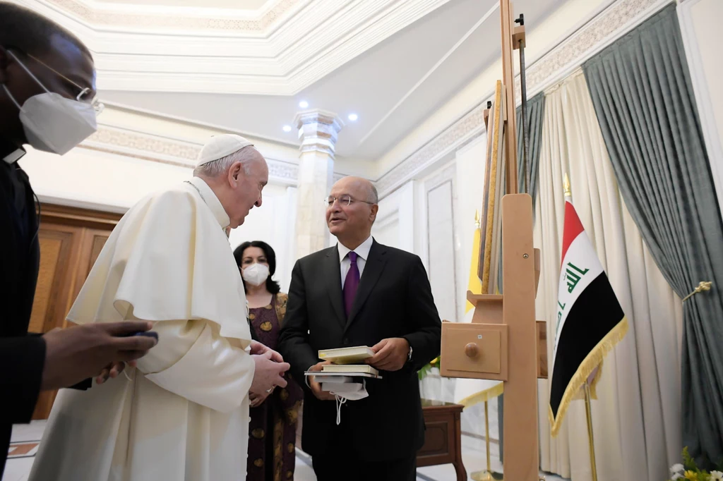 Papież przypomniał, że w minionych dekadach Irak doświadczył "katastrof" wojny, plagi terroryzmu i konfliktów często mających podstawę w fundamentalizmie. Wszystko to, dodał, przyniosło śmierć, zniszczenie i nadal widoczne ruiny oraz "rany w sercach ludzi i wspólnot", które potrzebują lat, by się zagoić. Papież przypomniał, że w minionych dekadach Irak doświadczył "katastrof" wojny, plagi terroryzmu i konfliktów często mających podstawę w fundamentalizmie. Wszystko to, dodał, przyniosło śmierć, zniszczenie i nadal widoczne ruiny oraz "rany w sercach ludzi i wspólnot", które potrzebują lat, by się zagoić.