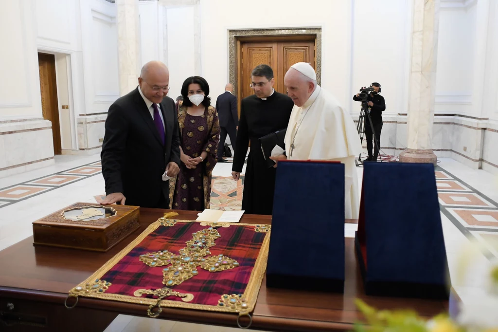 - Przybywam jako pokutnik, który prosi o przebaczenie Niebiosa i tylu braci za zniszczenia i okrucieństwo. Przybywam jako pielgrzym pokoju - oświadczył. - Przybywam jako pokutnik, który prosi o przebaczenie Niebiosa i tylu braci za zniszczenia i okrucieństwo. Przybywam jako pielgrzym pokoju - oświadczył.