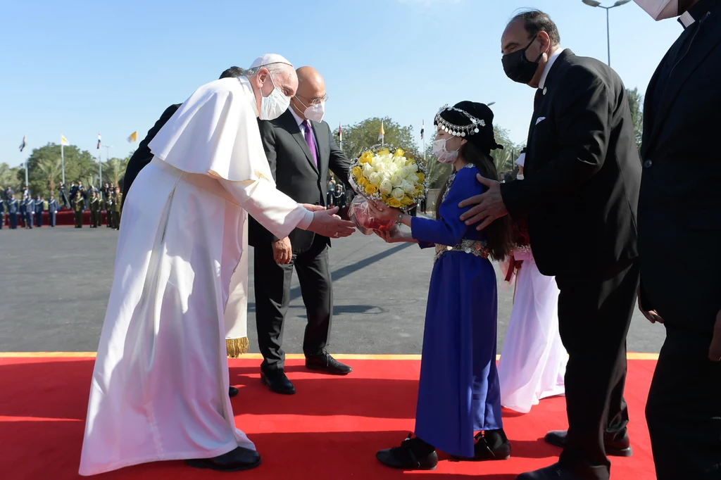 Papież podkreślił, że jest bardzo wdzięczny, że mógł przybyć do Iraku z wizytą "od dawna oczekiwaną i upragnioną" i odwiedzić "kolebkę cywilizacji ściśle związaną poprzez patriarchę Abrahama i licznych proroków z historią zbawienia i wielkimi tradycjami religijnymi judaizmu, chrześcijaństwa i islamu". Pozdrowił przedstawicieli kościołów chrześcijańskich i innych religii. Papież podkreślił, że jest bardzo wdzięczny, że mógł przybyć do Iraku z wizytą "od dawna oczekiwaną i upragnioną" i odwiedzić "kolebkę cywilizacji ściśle związaną poprzez patriarchę Abrahama i licznych proroków z historią zbawienia i wielkimi tradycjami religijnymi judaizmu, chrześcijaństwa i islamu". Pozdrowił przedstawicieli kościołów chrześcijańskich i innych religii.