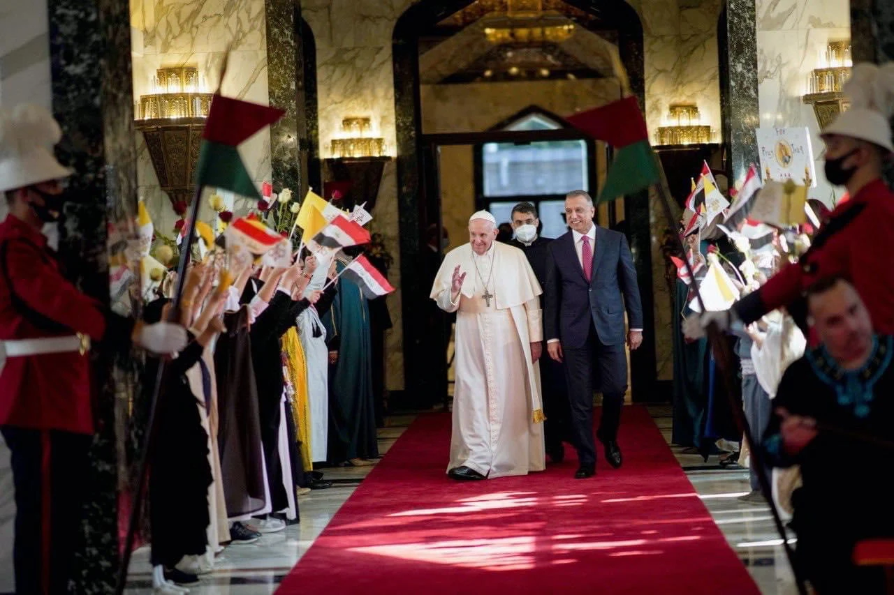Na zdj. papież Franciszek z Mustafą al-Kadhimim, premierem Iraku