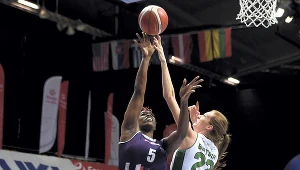 Morgan Bertsch (z prawej) z ekipy Pszczółka Polski Cukier AZS UMCS Lublin  i Cheridene Green (L) z zespołu PolskaStrefaInwestycji Enea Gorzów Wlkp. w walce pod koszem