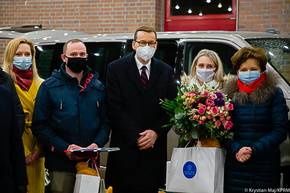 Premier wręczył rodzicom pięcioraczków kluczyki do samochodu