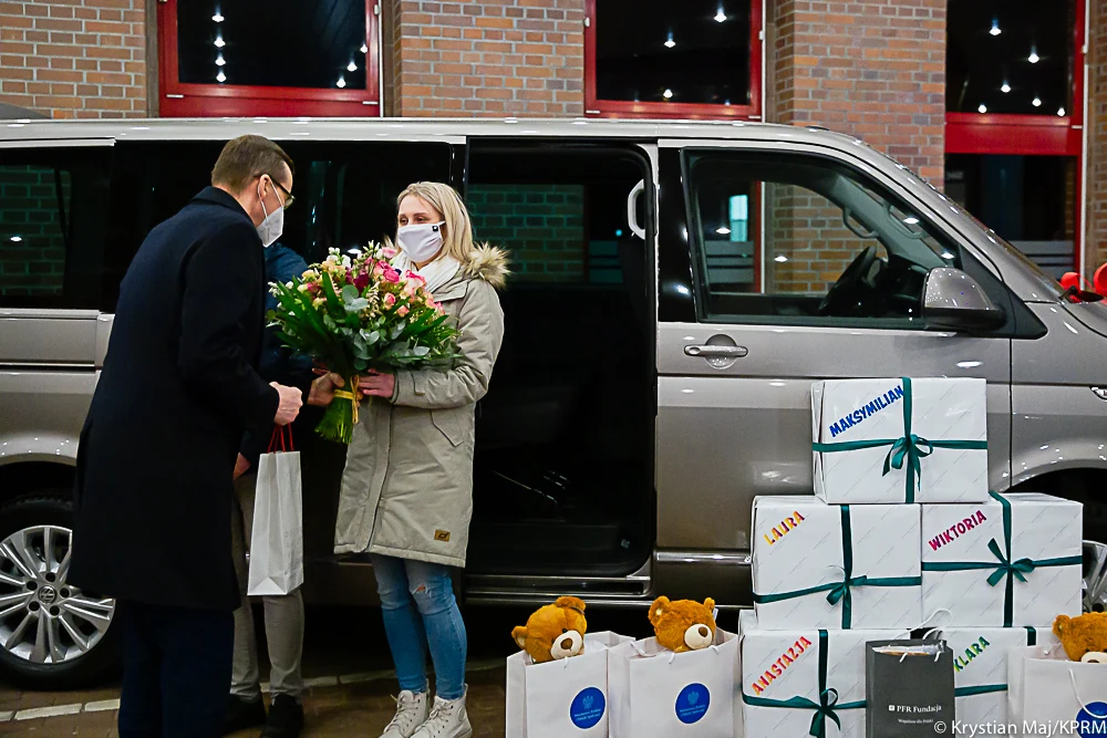Premier wręczył rodzicom pięcioraczków kluczyki do samochodu Premier wręczył rodzicom pięcioraczków kluczyki do samochodu