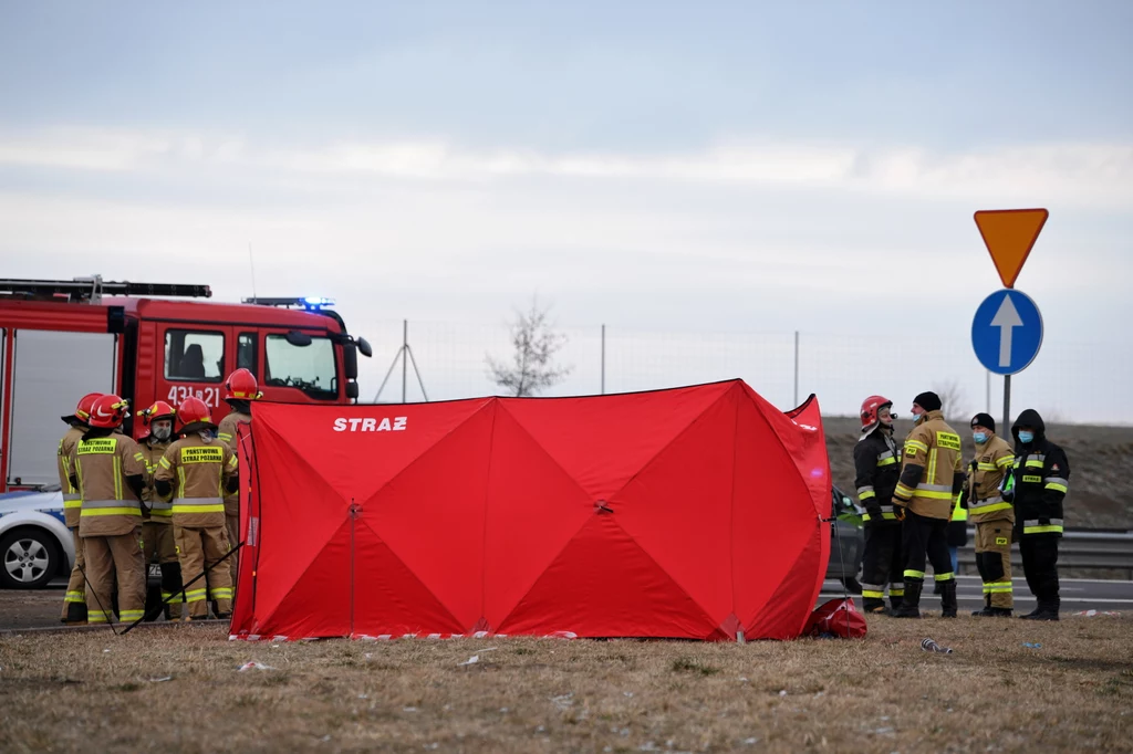 Autokar uderzył w osłonę energochłonną i w bariery. Potem przewrócił się do rowu. Autokar uderzył w osłonę energochłonną i w bariery. Potem przewrócił się do rowu.
