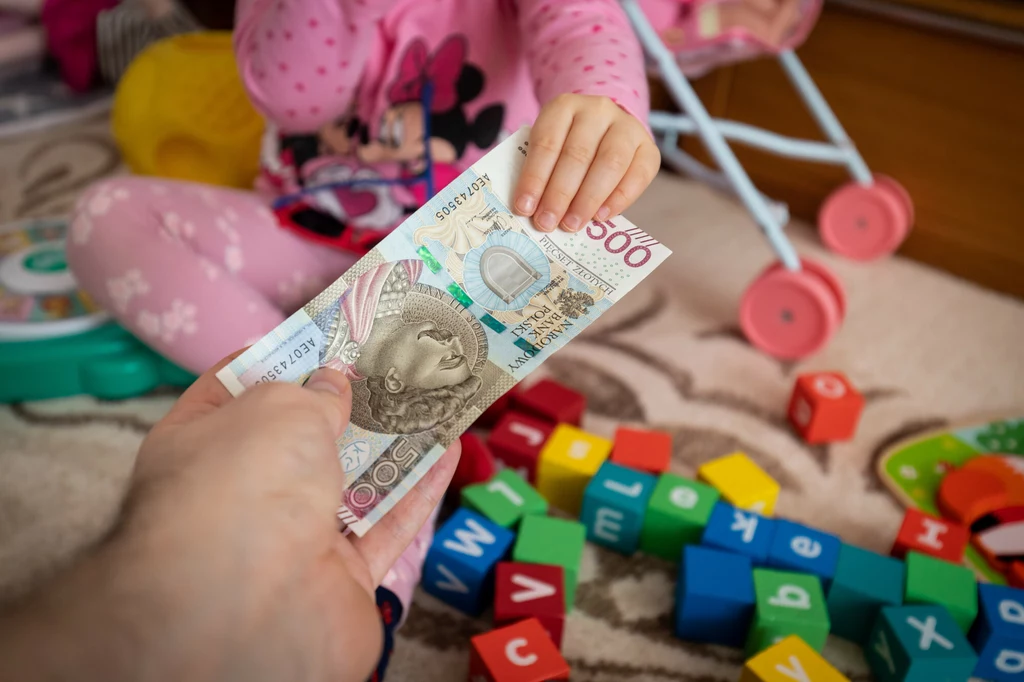 Od narodzenia dziecka aż do momentu ukończenia przez nie 18. roku życia rodzice mogą otrzymać na jego wychowanie wsparcie w łącznej kwocie 108 tys. zł
