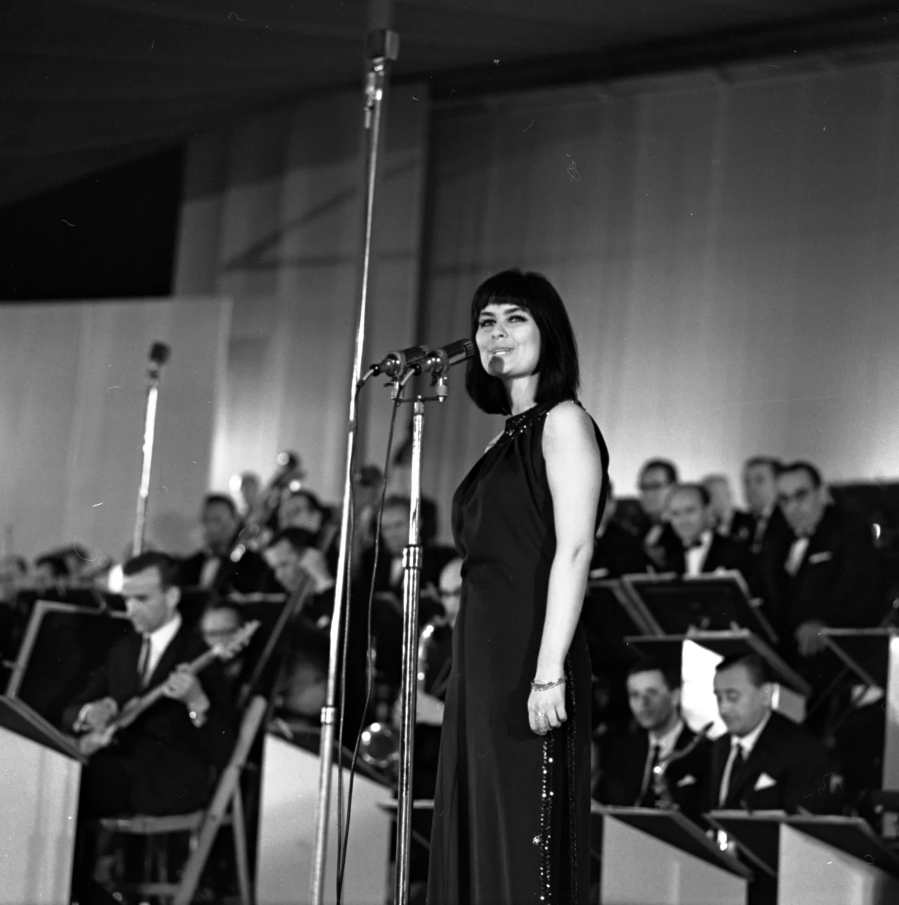 W 1967 roku wyjechała na stypendium do Paryża. Tam dostrzegł ją Eddie Barclay, który twierdził, że pomoże zrobić jej wielką karierę. To marzenie jednak się nie spełniło, gdyż wytwórnia producenta i przedsiębiorcy zbankrutowała. W 1967 roku wyjechała na stypendium do Paryża. Tam dostrzegł ją Eddie Barclay, który twierdził, że pomoże zrobić jej wielką karierę. To marzenie jednak się nie spełniło, gdyż wytwórnia producenta i przedsiębiorcy zbankrutowała.
