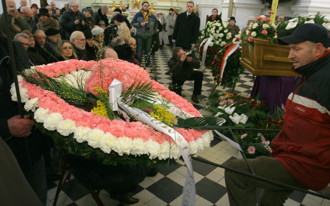 Pogrzeb Hanki Bielickiej - wieniec w kształcie kapelusza (16 marca 2006)