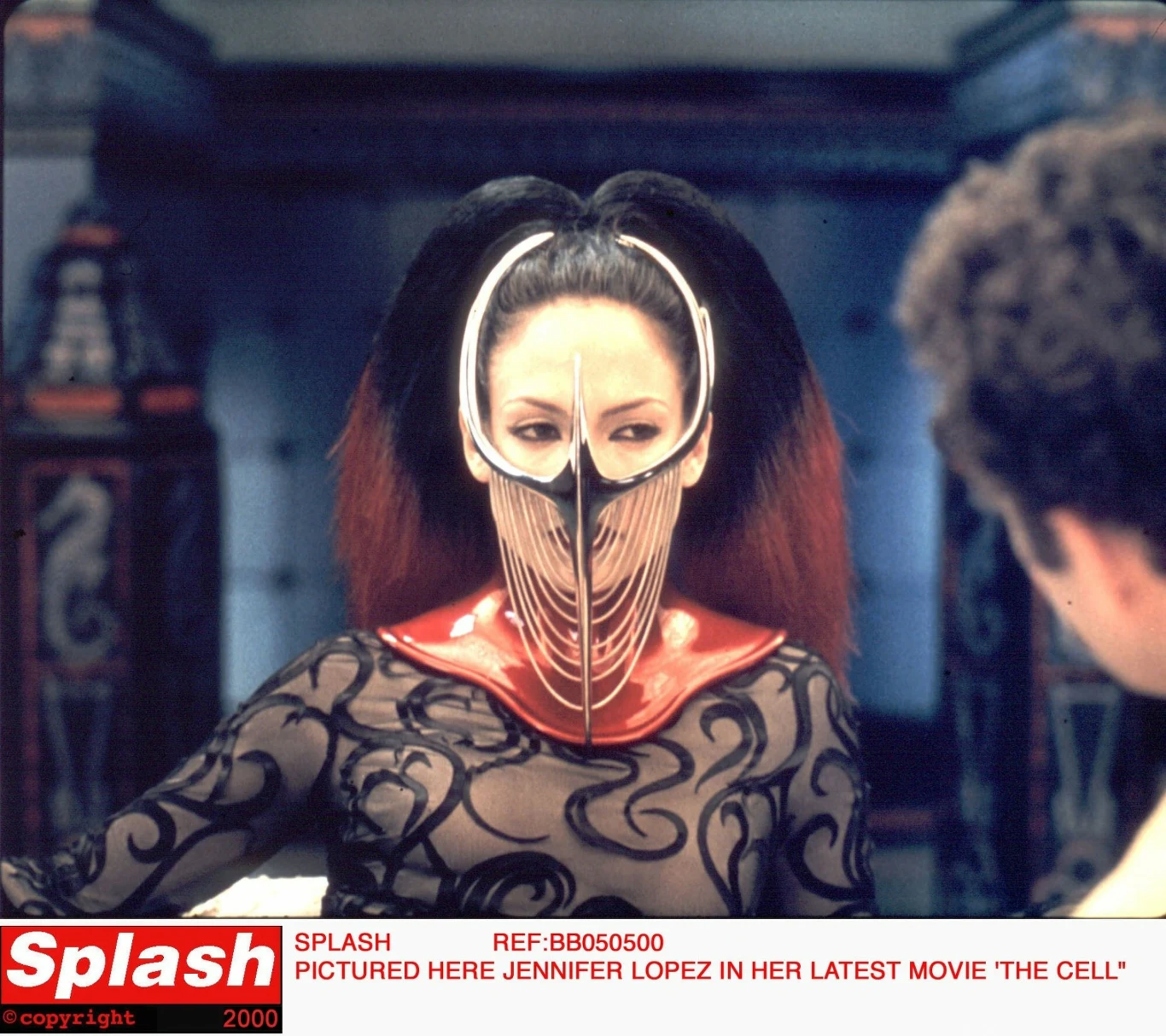 Głośno było o roli Lopez w thrillerze "Cela" (2000) - i to nie tylko ze względu na liczne i widowiskowe kreacje jej bohaterki w tym filmie. Produkcja Tarsema Singa opowiadała o terapeutce przedostającej się do podświadomości osób pogrążonych w śpiączce. Jej życie zmienia się, gdy FBI wymusza na niej zgłębienie umysłu psychopaty.

Z kolei o rok poźniejsze "Oczy anioła", w których Lopez wystąpiła wspólnie z Jamesem Caviezelem, opowiadały o dręczonej traumatycznymi wspomnieniami z dzieciństwa policjantce, której życie ratuje tajemniczy mężczyzna. Wkrótce rodzi się między nimi uczucie.