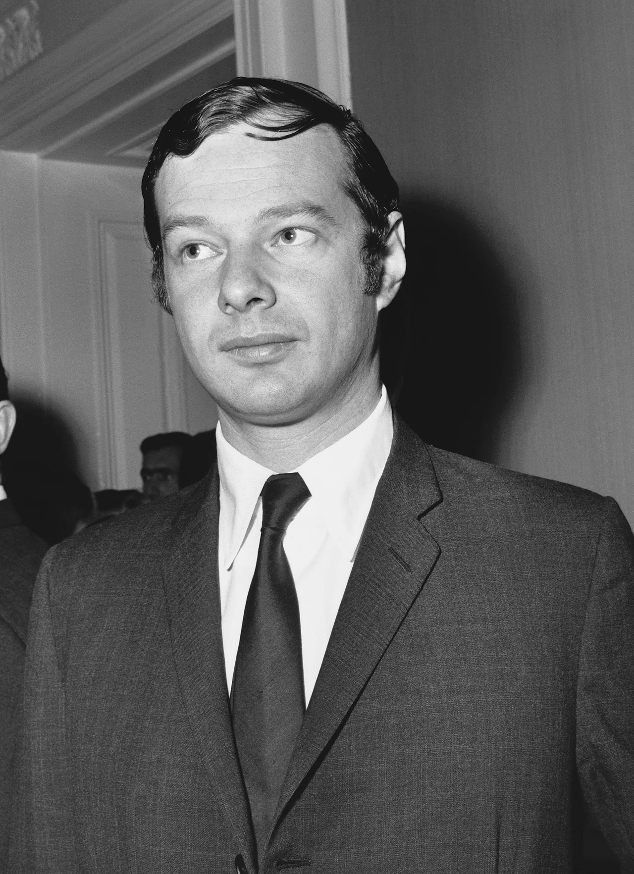 Brian Epstein był menedżerem zespołu w latach 1961 - 1967. To on dostrzegł ogromny potencjał w początkowo niewyróżniającym się składzie. To jemu udawało się trzymać zupełnie odmienne charaktery w ryzach. Epstein zmarł mając 32 lata w wyniku przypadkowego przedawkowania leków. Według Lennona jego śmierć była początkiem końca słynnego zespołu. George Martin właśnie Epsteina określił "piątym Beatlesem". Brian Epstein był menedżerem zespołu w latach 1961 - 1967. To on dostrzegł ogromny potencjał w początkowo niewyróżniającym się składzie. To jemu udawało się trzymać zupełnie odmienne charaktery w ryzach. Epstein zmarł mając 32 lata w wyniku przypadkowego przedawkowania leków. Według Lennona jego śmierć była początkiem końca słynnego zespołu. George Martin właśnie Epsteina określił "piątym Beatlesem".