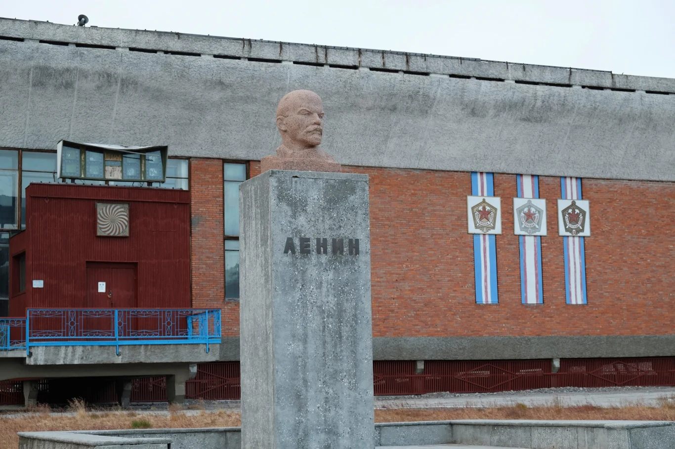 Przez kolejne dekady w ramach Pyramiden działały dwie kopalnie, wydobywające ponad 100 tys. ton węgla rocznie, a miasteczko rozwijało się. Dopiero w latach 90. wyszedł na jaw fakt, iż wydobycie od samego początku było nieopłacalne.