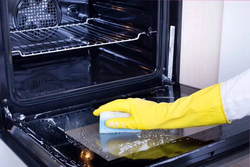 Systematyczne czyszczenie piekarnika sprawi, że utrzymasz porządek na bieżąco