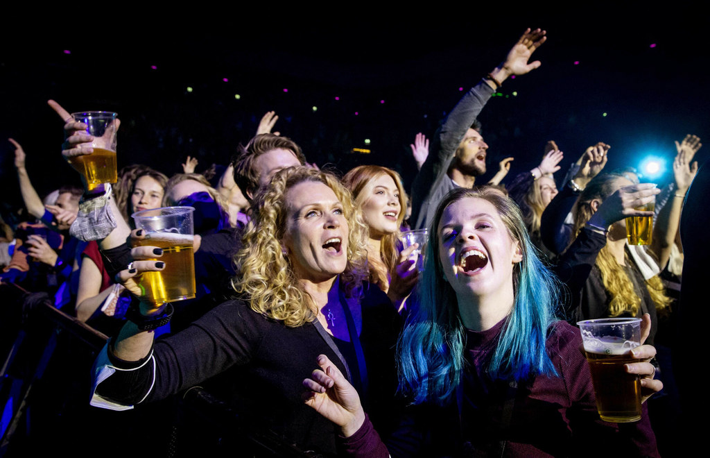 Fani w Ziggo Dome podczas koncertu André Hazesa Juniora