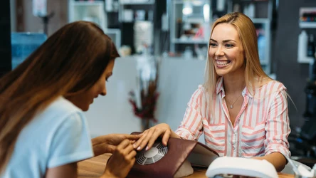 Manicure "aurora nails" ostatnio robią szał w salonach kosmetycznych.