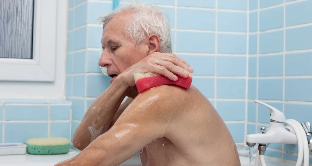 Szczególną troską w trakcie czynności pielęgnacyjnych należy otoczyć ludzi starszych, którzy są najbardziej narażeni na upadek na śliskich płytkach czy powierzchniach wanien. Dużą czujność należy zachować w przypadku samotnych kąpieli ludzi z chorobami przewlekłymi 