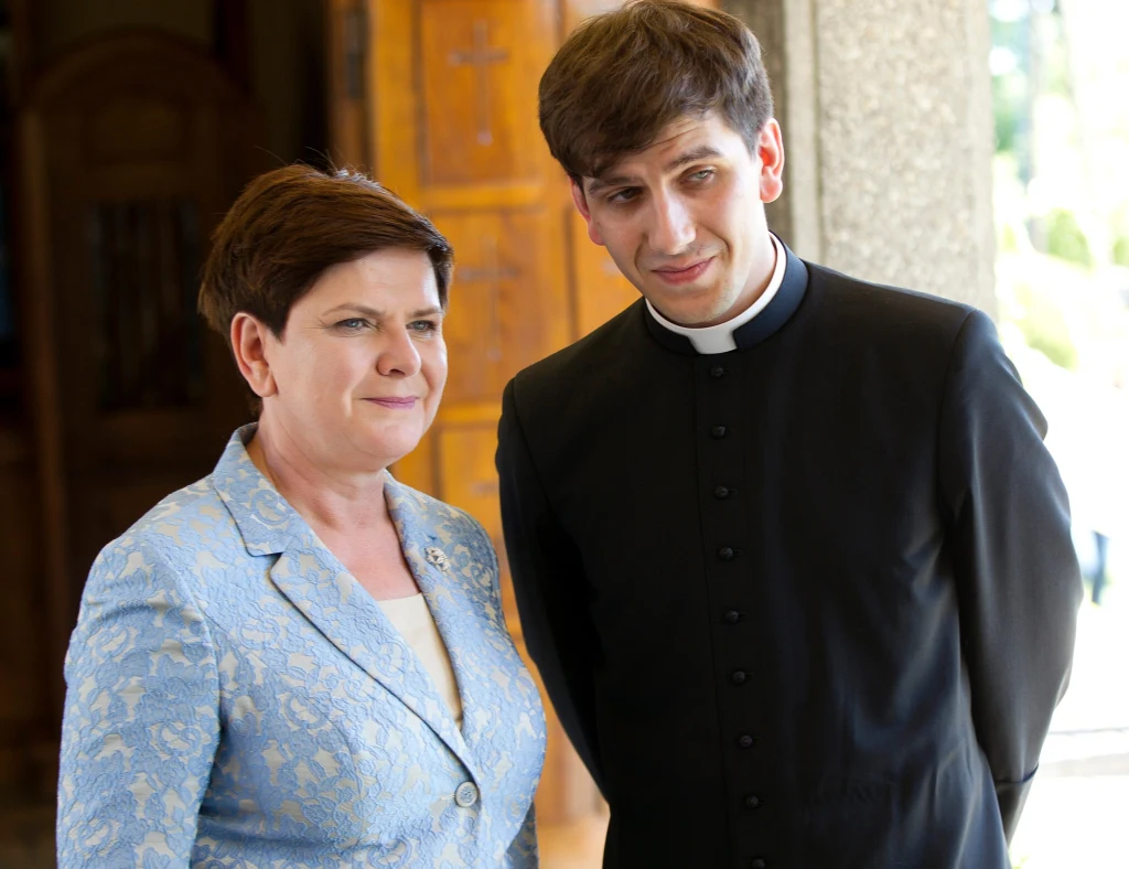 Beata Szydło pozuje z synem Tymoteuszem na mszy prymicyjnej