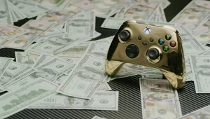 Zrzut ekranu z filmu pokazującego tworzenie złotego pada przez twórców kanału <a href="https://www.youtube.com/channel/UCXuqSBlHAE6Xw-yeJA0Tunw" target="_blank">Linus Tech Tips na YouTube</a>