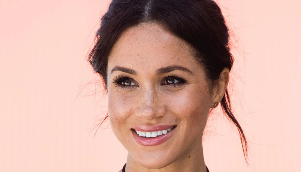 Meghan ubrała symboliczną sukienkę i biżuterię na telewizyjny wywiad Meghan ubrała symboliczną sukienkę i biżuterię na telewizyjny wywiad