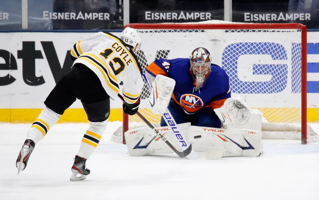 Semyon Varlamov z New York Islanders broni strzał Charlie'ego Coyle'a (13) w karnych, które rozstrzygnęły mecz w Nassau Coliseum Semyon Varlamov z New York Islanders broni strzał Charlie'ego Coyle'a (13) w karnych, które rozstrzygnęły mecz w Nassau Coliseum