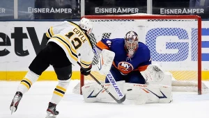 Semyon Varlamov z New York Islanders broni strzał Charlie'ego Coyle'a (13) w karnych, które rozstrzygnęły mecz w Nassau Coliseum