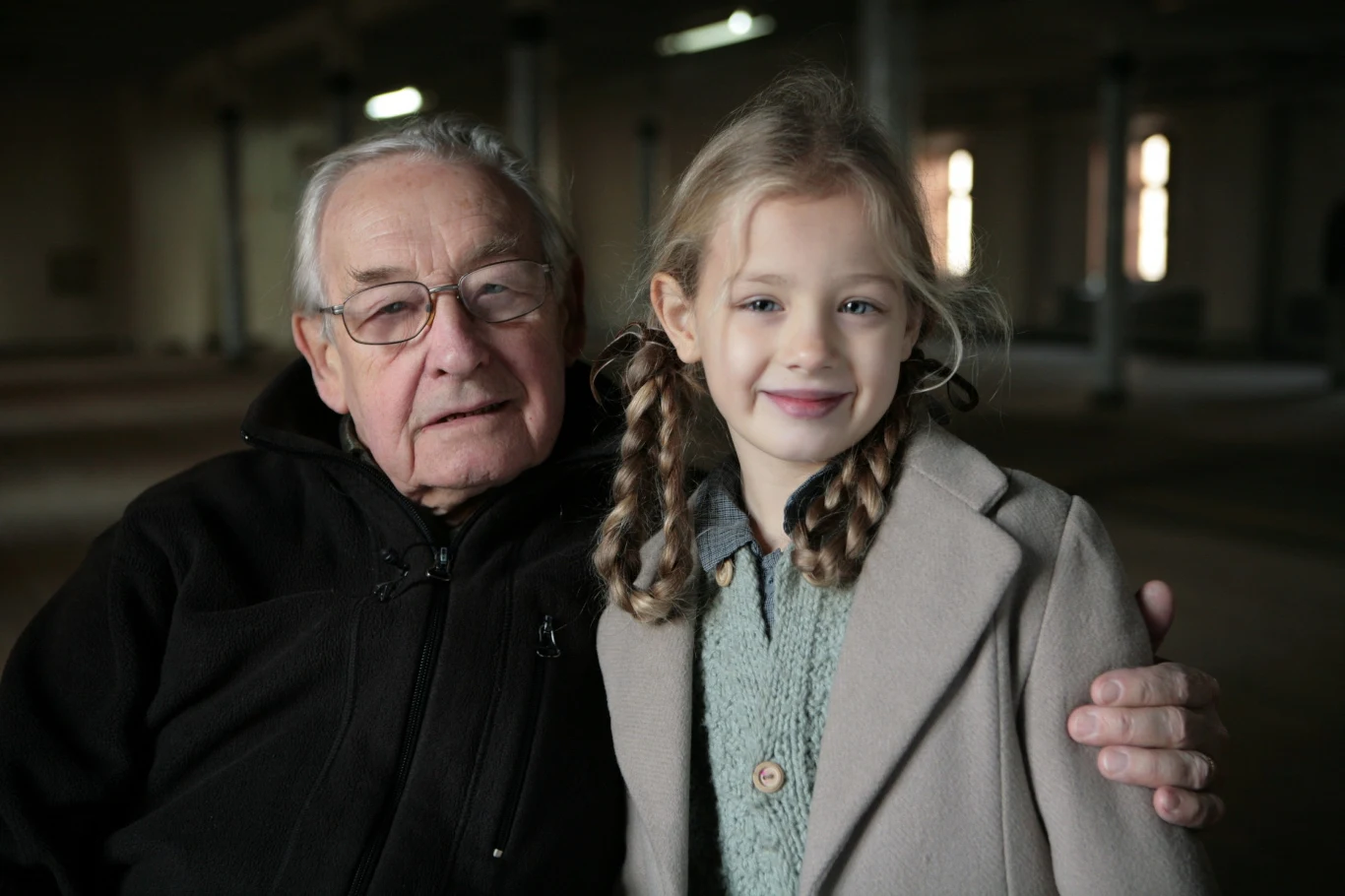 Gąsiewska jako Weronika w filmie "Katyń" udowodniła, że z powodzeniem może grać w produkcjach dramatycznych. "Pan Wajda wytłumaczył mi, że po raz ostatni spotykam się ze swoim tatą... To było smutne" - mówiła po premierze mała Wiktoria.

Na zdjęciu: Andrzej Wajda i Wiktoria Gąsiewska na planie filmu "Katyń"