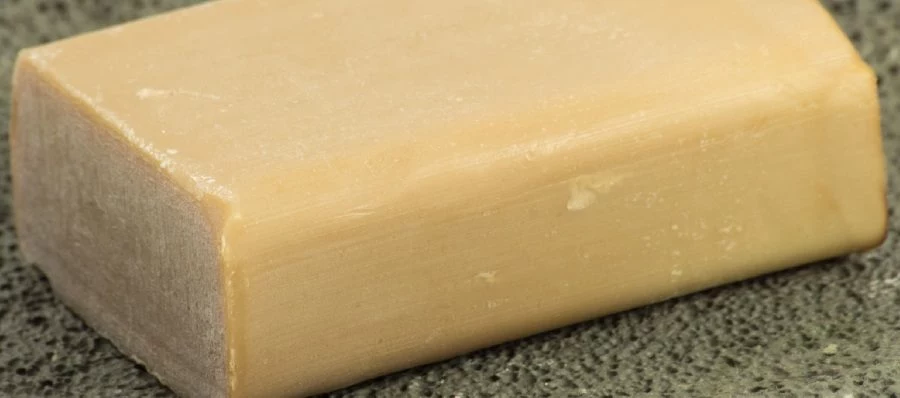 Sekret i siła szarego mydła tkwi w jego składzie. To oryginalne stanowi mieszaninę soli potasowych i kwasów tłuszczowych. Dlatego przed zakupem produktu, warto zwrócić szczególną uwagę, czy na etykiecie widnieje określenie potassium palmate (lub potassium linoleate, potassium olivate). Poza nim na liście składowych mydła powinny znaleźć się takie nazwy, jak gliceryna, wyższe kwasy karboksylowe, chlorek sodu czy kwas cytrynowy. Znakiem rozpoznawczym mydła potasowego są także nieco mazista konsystencja i ciemniejsza barwa. Kosmetyk ten zyskał przewagę nad innymi, bo nie zawiera sztucznych dodatków, które mocno podrażniają skórę. Łatwo się zatem domyślić, dlaczego dermatolodzy często zalecają go osobom z problematyczną cerą. Sekret i siła szarego mydła tkwi w jego składzie. To oryginalne stanowi mieszaninę soli potasowych i kwasów tłuszczowych. Dlatego przed zakupem produktu, warto zwrócić szczególną uwagę, czy na etykiecie widnieje określenie potassium palmate (lub potassium linoleate, potassium olivate). Poza nim na liście składowych mydła powinny znaleźć się takie nazwy, jak gliceryna, wyższe kwasy karboksylowe, chlorek sodu czy kwas cytrynowy. Znakiem rozpoznawczym mydła potasowego są także nieco mazista konsystencja i ciemniejsza barwa. Kosmetyk ten zyskał przewagę nad innymi, bo nie zawiera sztucznych dodatków, które mocno podrażniają skórę. Łatwo się zatem domyślić, dlaczego dermatolodzy często zalecają go osobom z problematyczną cerą.