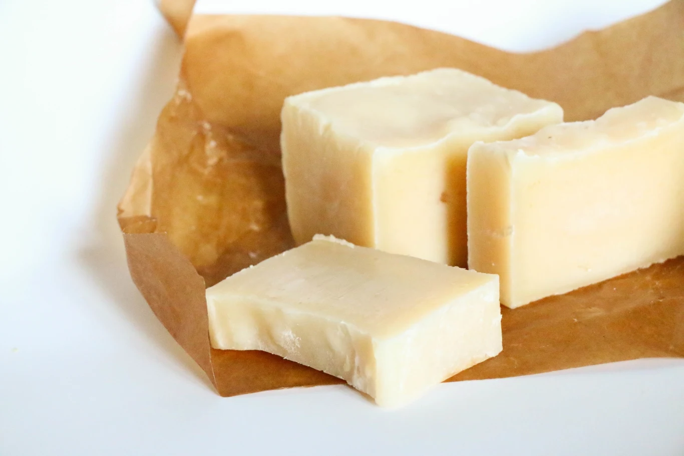 Gotowe mydełka przechowuj w chłodnym, zacienionym miejscu Gotowe mydełka przechowuj w chłodnym, zacienionym miejscu