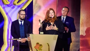 Telekamery 2021: Michał Brożonowicz, Katarzyna Dowbor i Zbigniew Buczkowski na scenie