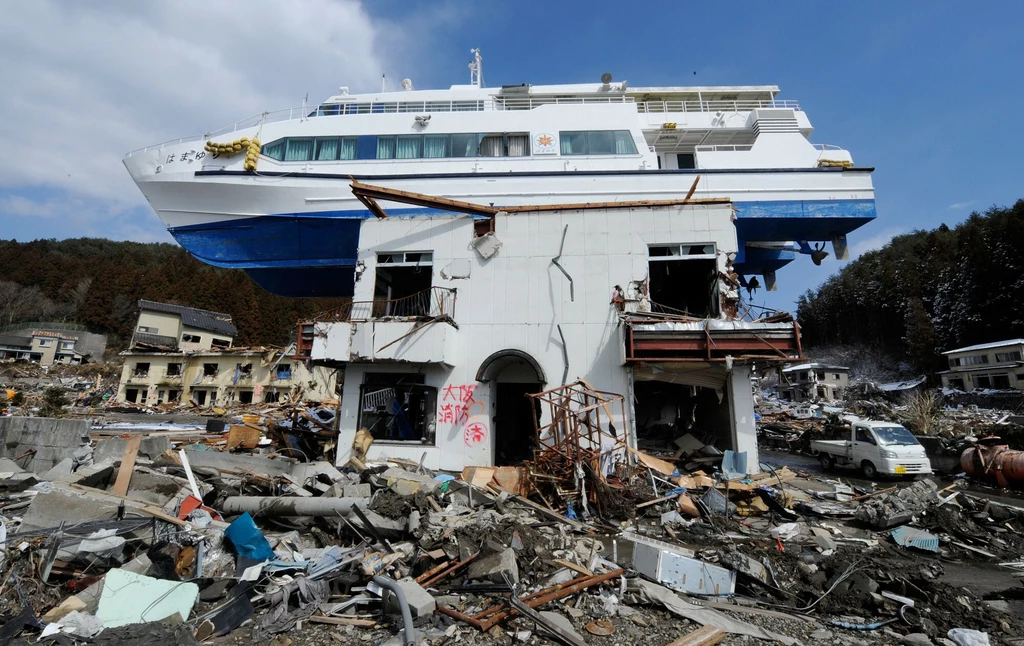 Trzęsienie ziemi, które uszkodziło elektrownię jądrową, spowodowało też potężne tsunami.