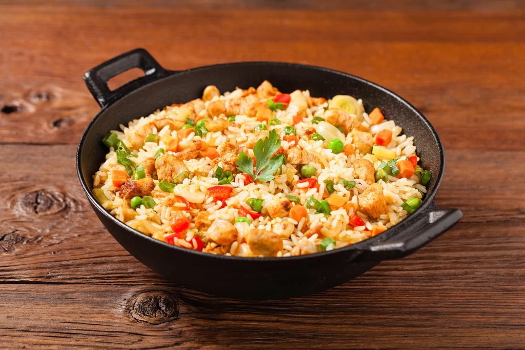 Błyskawiczny ryż z kurczakiem to wspaniały pomysł na zdrowy i sycący obiad
