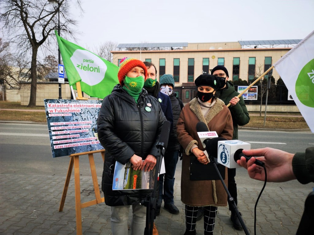 Konferencja Partii Zielonych przed ambasadą Japonii w Warszawie. 