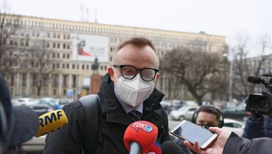 Wiceminister aktywów państwowych, pełnomocnik rządu ds. transformacji spółek energetycznych i górnictwa węglowego Artur Soboń w drodze do Gmachu Sejmu Śląskiego w Katowicach