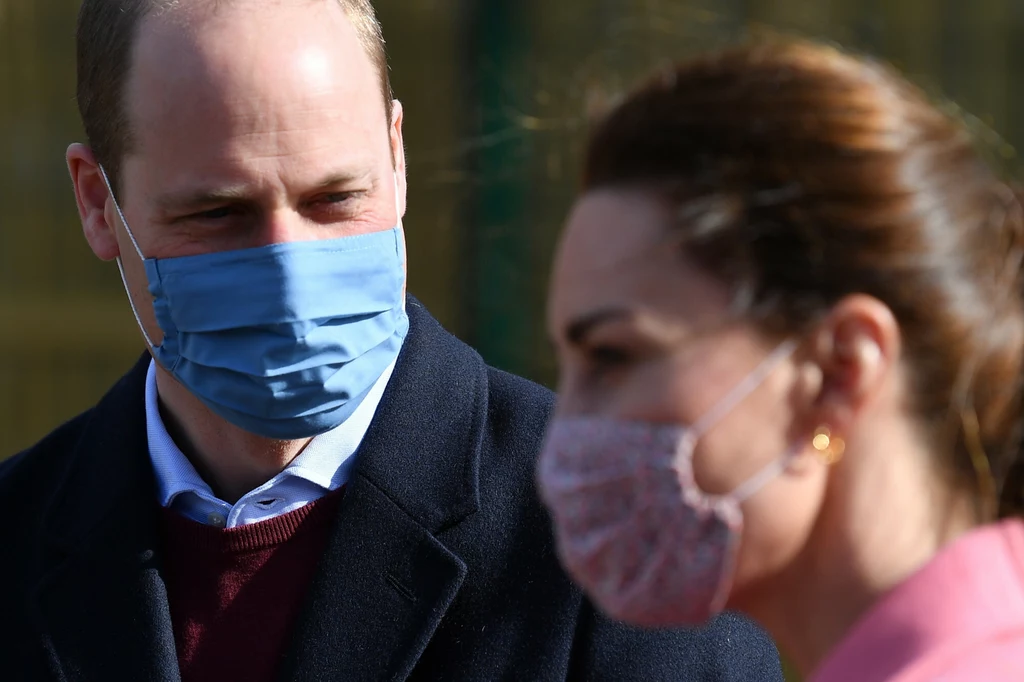 Małżeństwo rozmawiało z nauczycielami i dziećmi. Starali się wypełniać swoje obowiązki tak, jak zawsze, ale tym razem Kate i William byli wyjątkowo bacznie obserwowani.