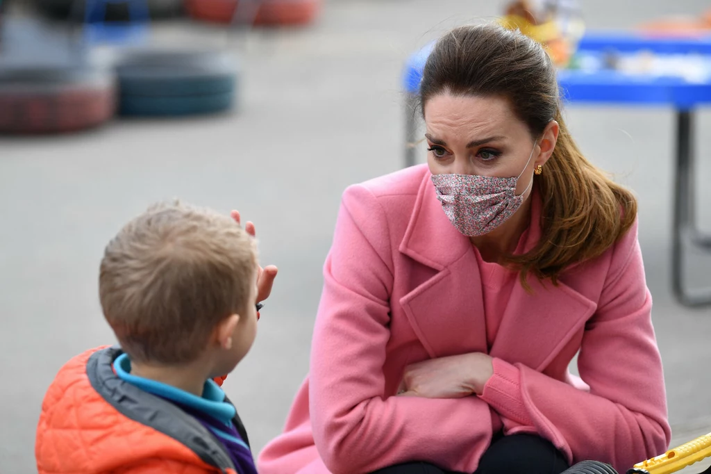 Księżna Kate próbuje naprawić nadszarpnięty wywiadem wizerunek. W końcu Meghan ujawniła, że to nie Kate płakała przez nią w dniu ślubu Meghan, a własnie to żona Harry'ego nie wytrzymała i popłynęły jej łzy. Przez wszystkie te miesiące Kate nie sprostowała nieprawdziwych informacji pojawiających się w prasie. 