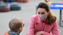 Księżna Kate próbuje naprawić nadszarpnięty wywiadem wizerunek. W końcu Meghan ujawniła, że to nie Kate płakała przez nią w dniu ślubu Meghan, a własnie to żona Harry'ego nie wytrzymała i popłynęły jej łzy. Przez wszystkie te miesiące Kate nie sprostowała nieprawdziwych informacji pojawiających się w prasie. 